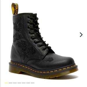Dr. Martens Vonda NEW NEVER WORN. STILL IN BOX
